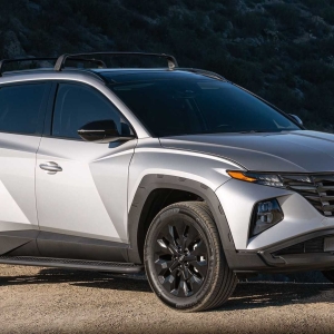 新车外观在燃油版的基础上增加一些元素，显得更硬朗。