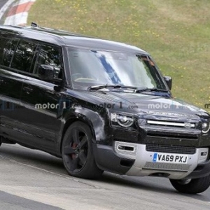 有海外媒体在纽伯格林北环赛道上拍摄到了一组路虎卫士的V8原型车测试谍照 ...